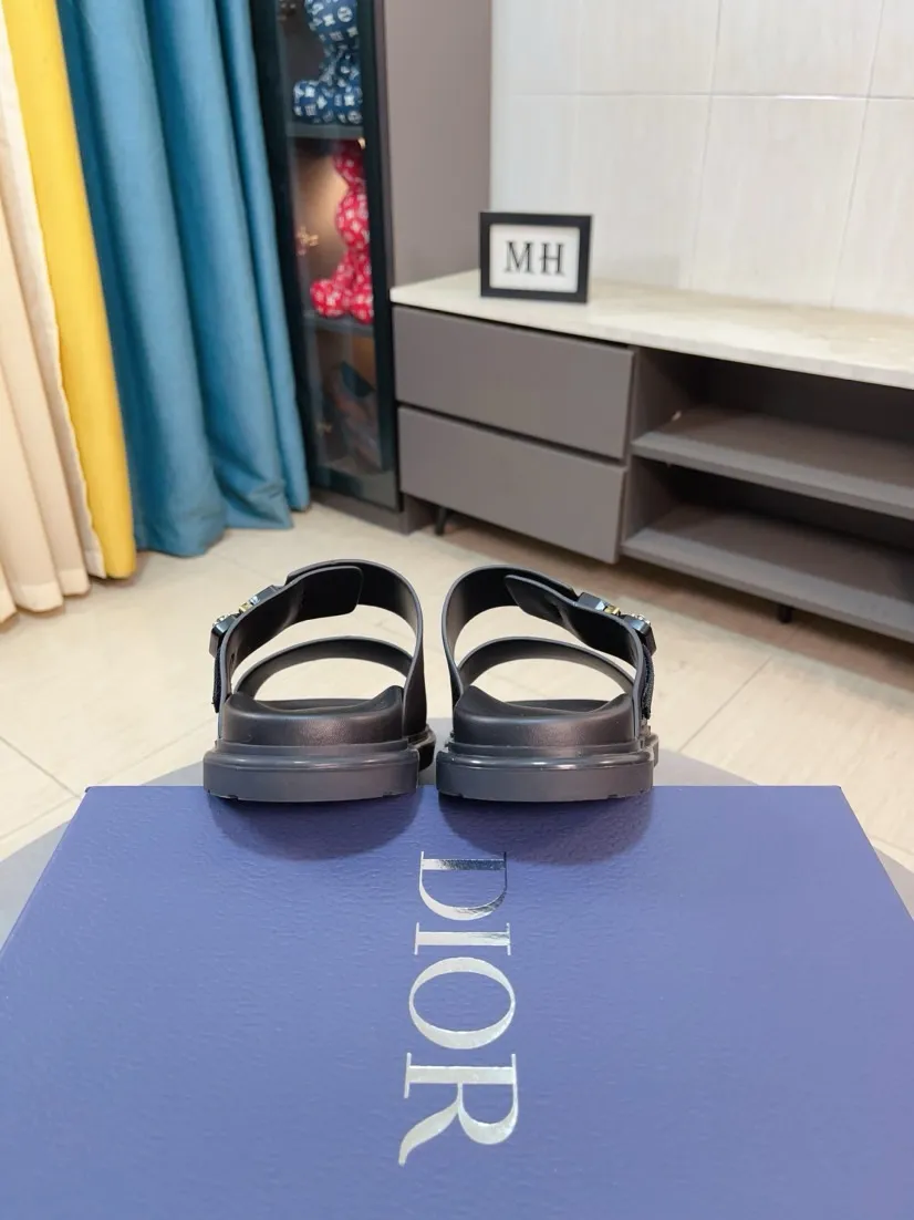 Men's Men's Shoes 💰320🌸🌸Dior Aqua Men's Sandals Slippers. Showcasing Dior haute couture design. The Dior gray suede strap is accented with an aluminum Dior buckle for added style. Paired with a comfortable tonal notch sole, they pair easily with shorts or jeans for a sophisticated look. Main body: suede cow leather, technical fabric lining: cow leather, with adjustable straps, aluminum Dior buckle, Dior gray EVA insole, tonal notch rubber outsole splicing structure👌👌size: 38-44 (45.46 customized)